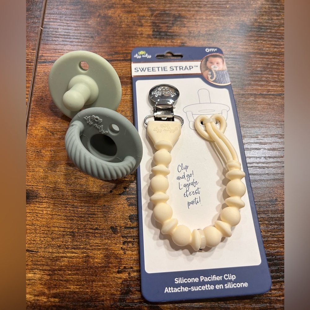Itzy Ritzy Silicone Pacifier Clip and Pacifiers Set